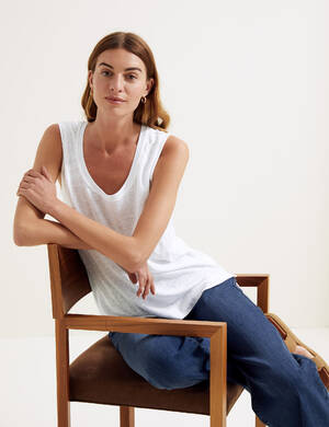 marksandspencer_SS22_len_T50_1036T_volny tilkovy top_bila_999Kc_modelka.jpg